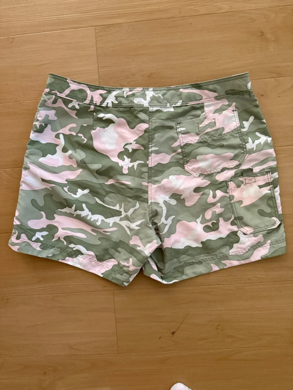 GUY HARVEY WOMEN’S SIZE 10 GREEN PINK CAMO FISHING CAMPING SHORTS BREATHABLE EUC